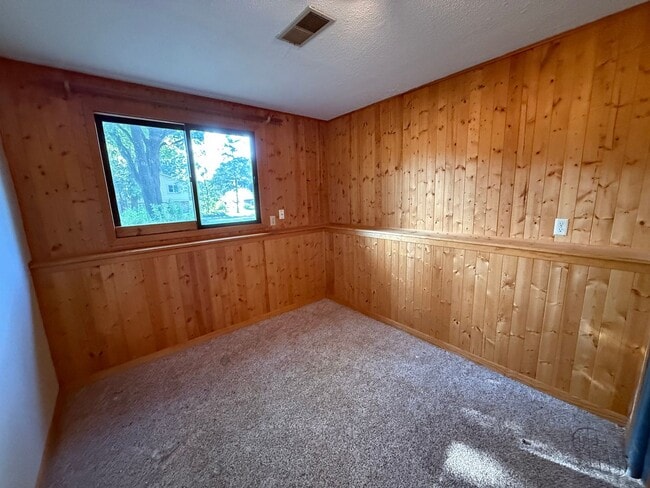 Building Photo - Spacious 4 Bedroom Home in Coon Rapids