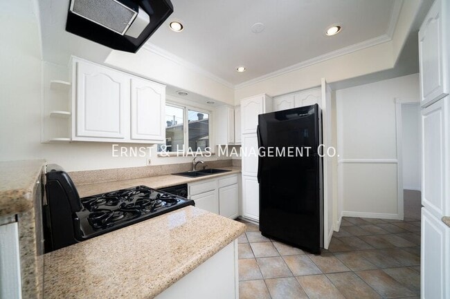 Building Photo - 1635 E Erie St