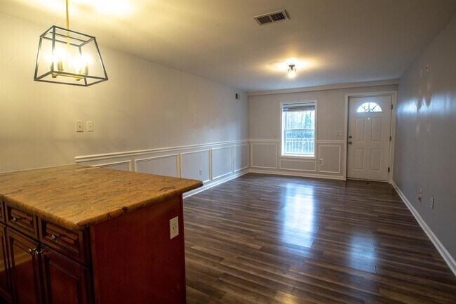 Building Photo - 171 Clifford St