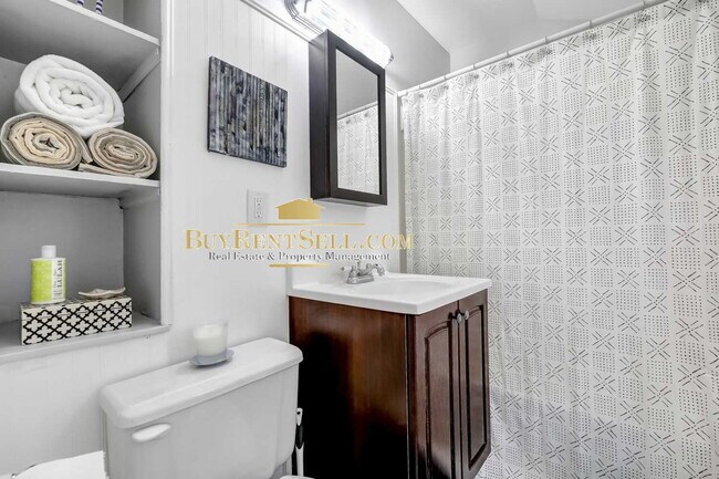 Building Photo - Charming 4-Bed Oasis with Gleaming Hardwood Floors – Your Dream Home Awaits in St. Louis Park!