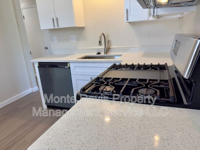 Building Photo - 1614 W Braker Ln