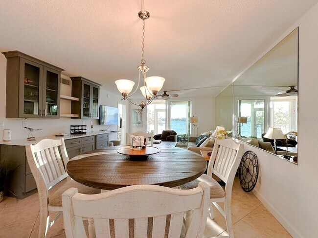 Building Photo - 7920 Sun Island Dr S