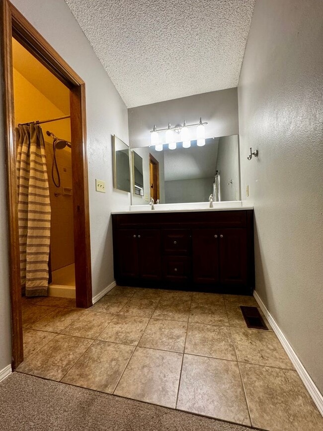 Building Photo - 3 Bedroom Tri-level in Briargate