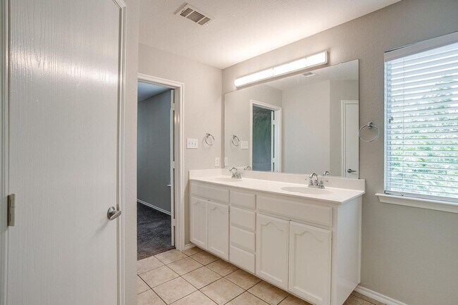 Building Photo - Large 4 Bedroom 3.5 Bathroom- Eagle Mounta...