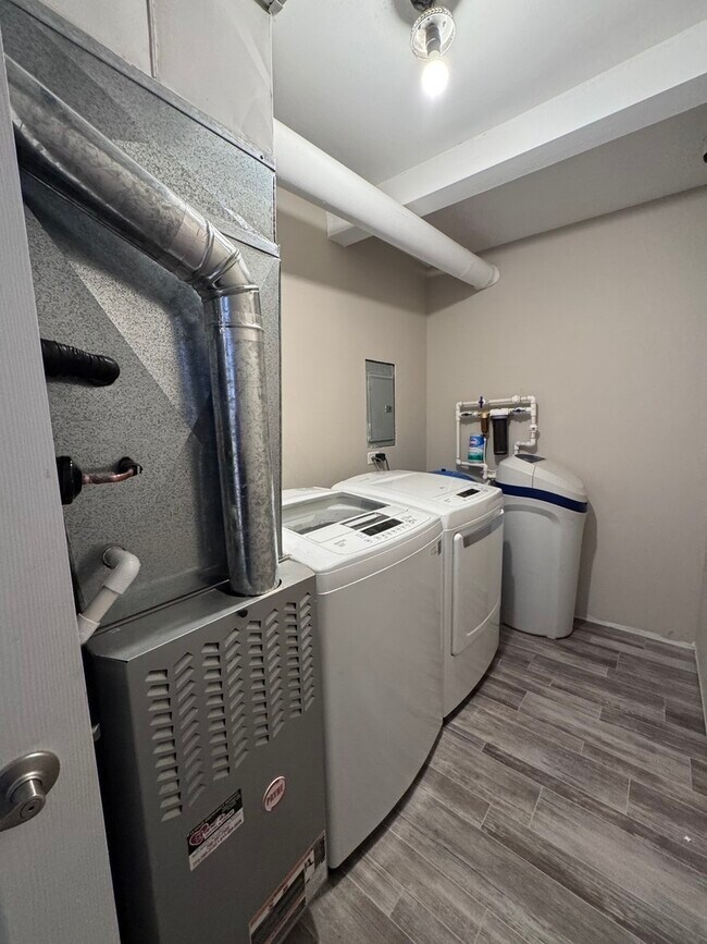 Building Photo - 14240 Linder Ave