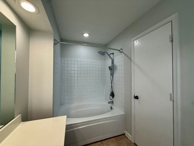 Building Photo - Bright and spacious 2 bed, 2.5 bath condo in the heart of Virginia Beach!