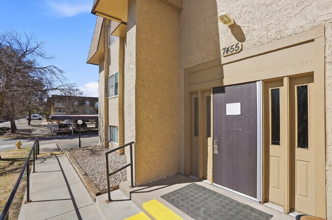 Building Photo - $1,195.95 - 1 Bed, 1 Bath Condo in Denver with Outdoor Patio Space