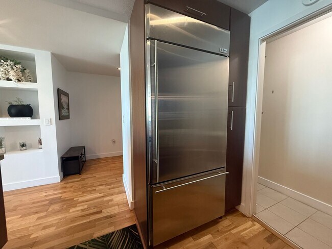 Building Photo - Upscale 2 Bed 2 Bath with Floor-to-Ceiling...