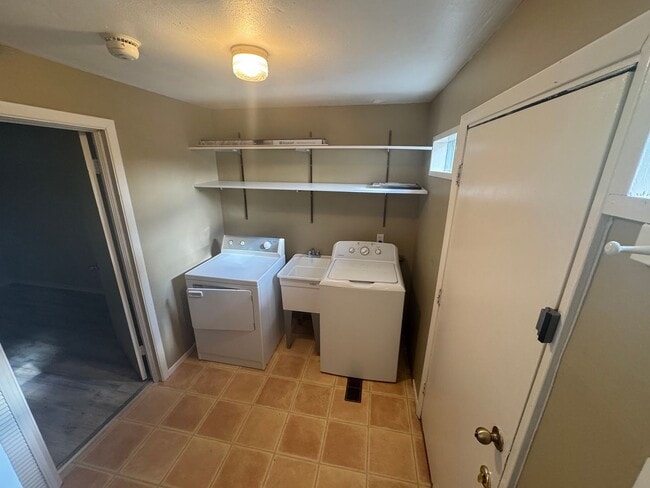 Building Photo - Available Now! 3 Bedroom Home Near OSU – $2,295/month