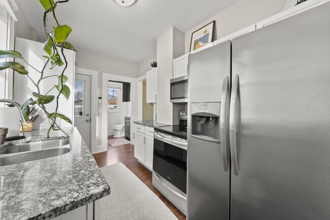 Building Photo - 664 Siebert St