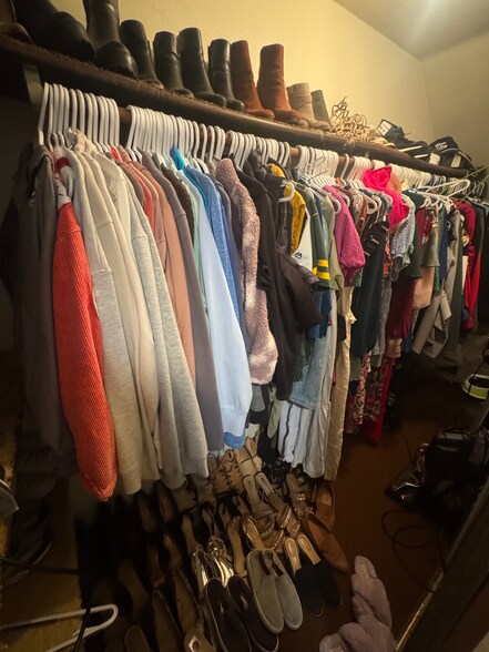 Walk-in closet - 2905 Humboldt Rd