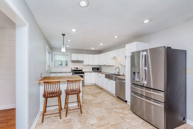 Building Photo - Fantastic 4 Bedroom Home In Great North Indy Location!