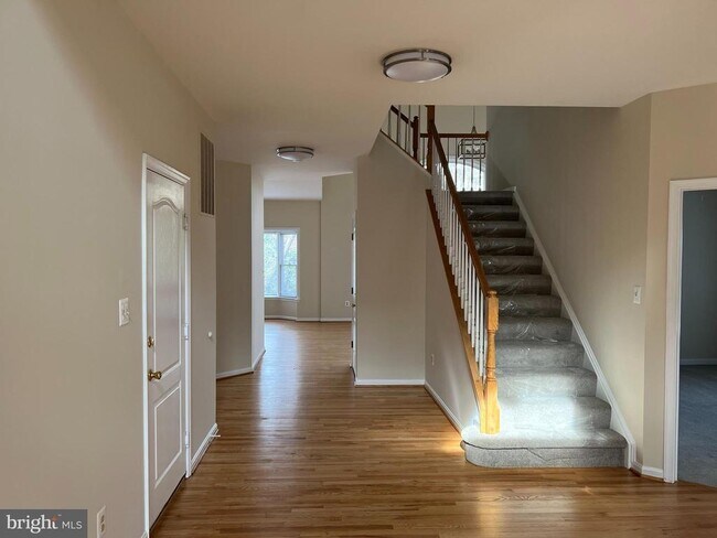 Building Photo - 9425 Spruce Tree Cir