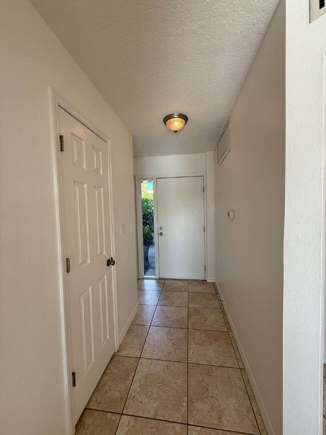 Building Photo - Beachside townhome with 3 bedrooms and 2 b...