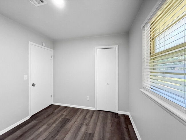 Building Photo - 812 Meadowridge Dr