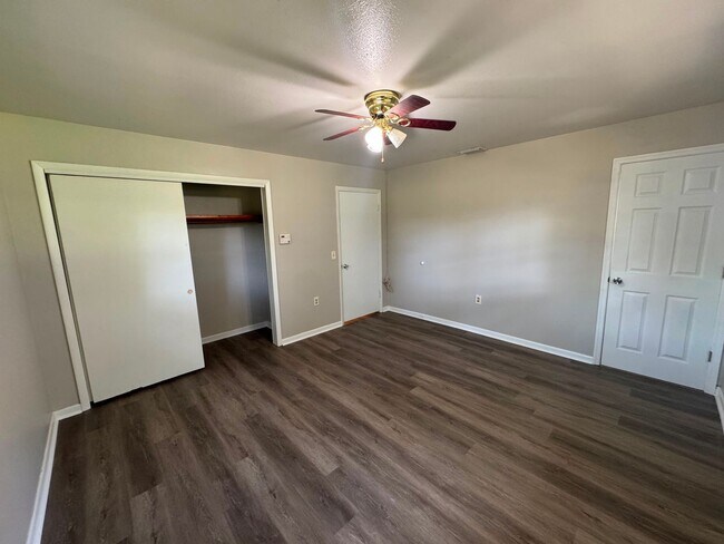 Building Photo - No HOA. Oversized 3/2 Home. NEW PHOTOS COMING SOON