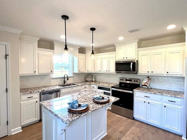 Building Photo - Elegant & Spacious 4-Bedroom Home in Hahira with Gourmet Kitchen, Private Backyard & Luxurious Ow...