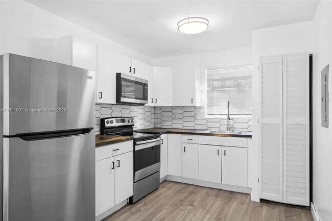 Building Photo - 842 SW 3rd St