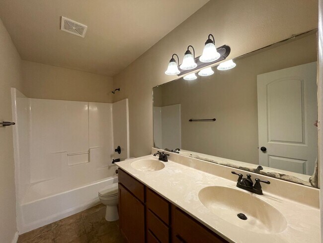 Building Photo - Townhome for rent