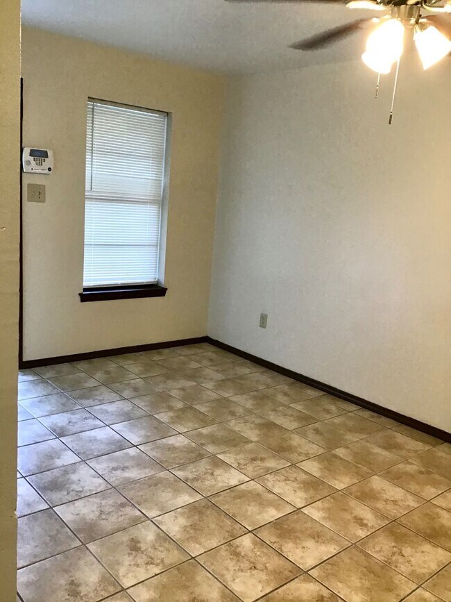 Building Photo - 2359 Elm Park Dr