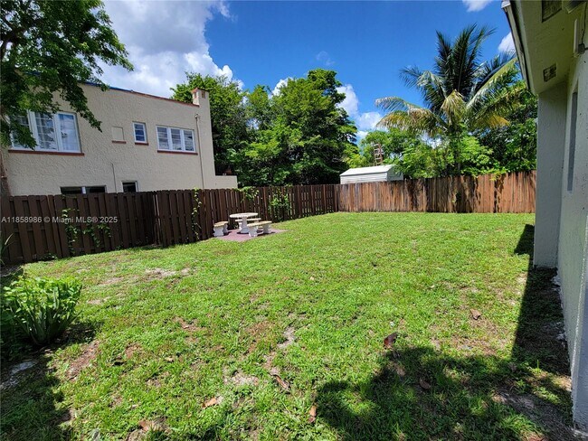 Building Photo - $3,100MONTHLY;35 SW 7TH ST #2 HALLENDALE B...