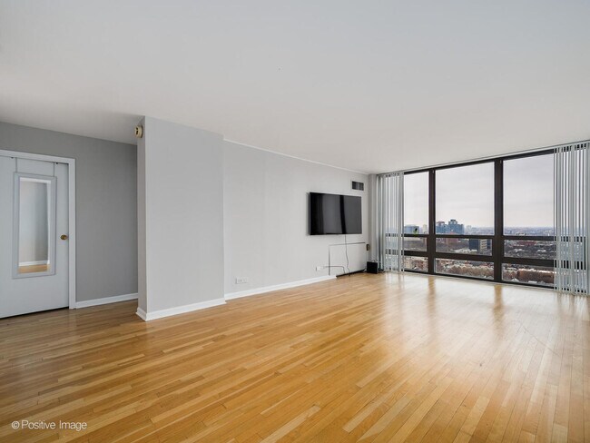 Building Photo - 1636 N Wells St