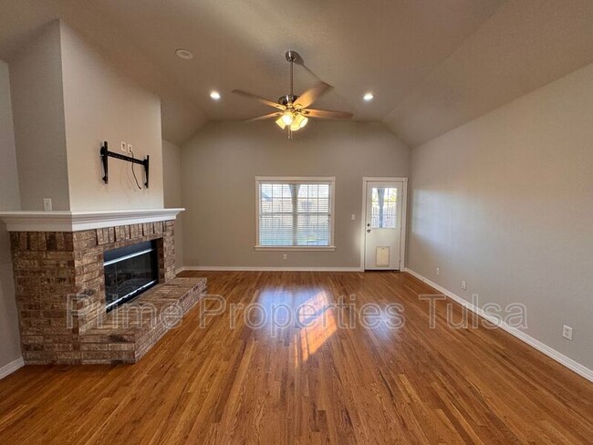 Building Photo - 528 North Willow Pl W