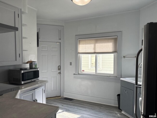 Building Photo - 901 NE Glen Oak Ave