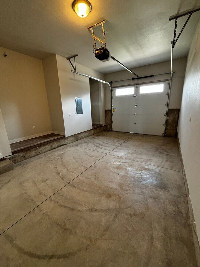 Building Photo - Newer Townhome in Quiet Neighborhood!