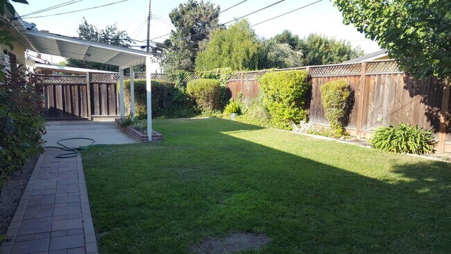 Building Photo - 676 Brentwood Dr