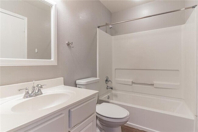 Building Photo - 1908 Candlelight Dr