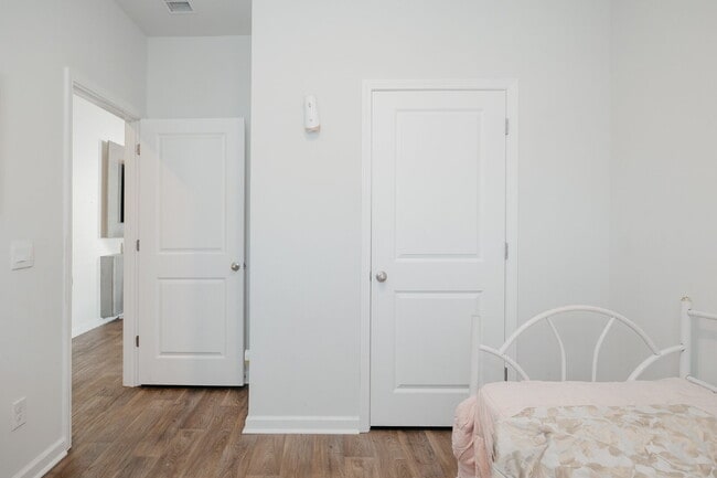 Building Photo - "One Level, Charming 3 bedroom 2 Bath in Goose Creek – 1256 Sq Ft of Comfort!"