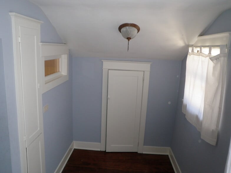 Building Photo - 5046 NE Mallory Ave