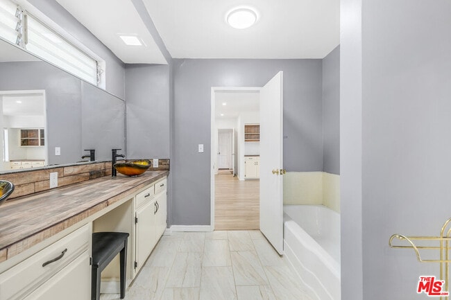 Building Photo - 1530 Valley View Rd