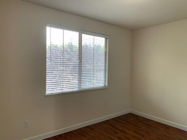 Building Photo - Five Bedroom Home In gated Serrano
