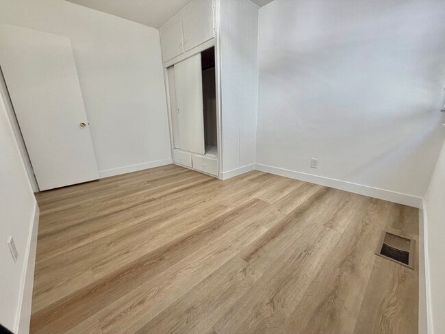 Building Photo - Spacious 3BD Manhattan Beach Home with Brand New Flooring, Large Den & 2-Car Garage