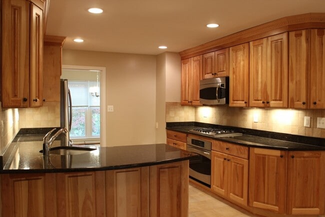 Building Photo - Beautiful 3 bed 2.5 Bath End Unit Brick To...