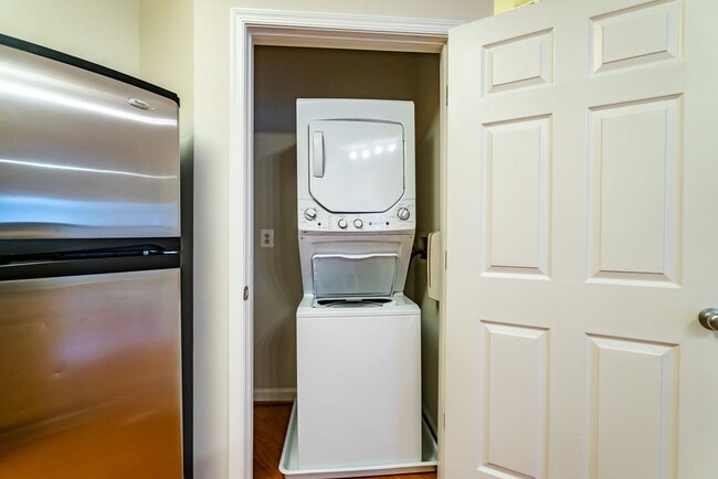 Building Photo - Spacious 3 Bed 2 Bath Condo With Balcony In Sought After Summerfield at Brambleton