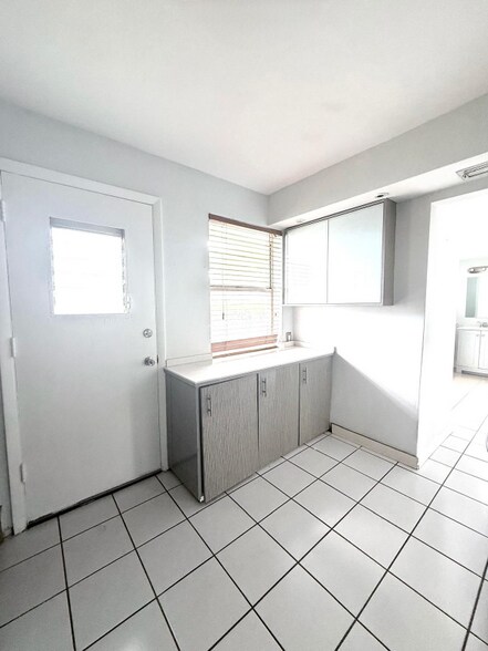 Building Photo - 1601 NE 191st St