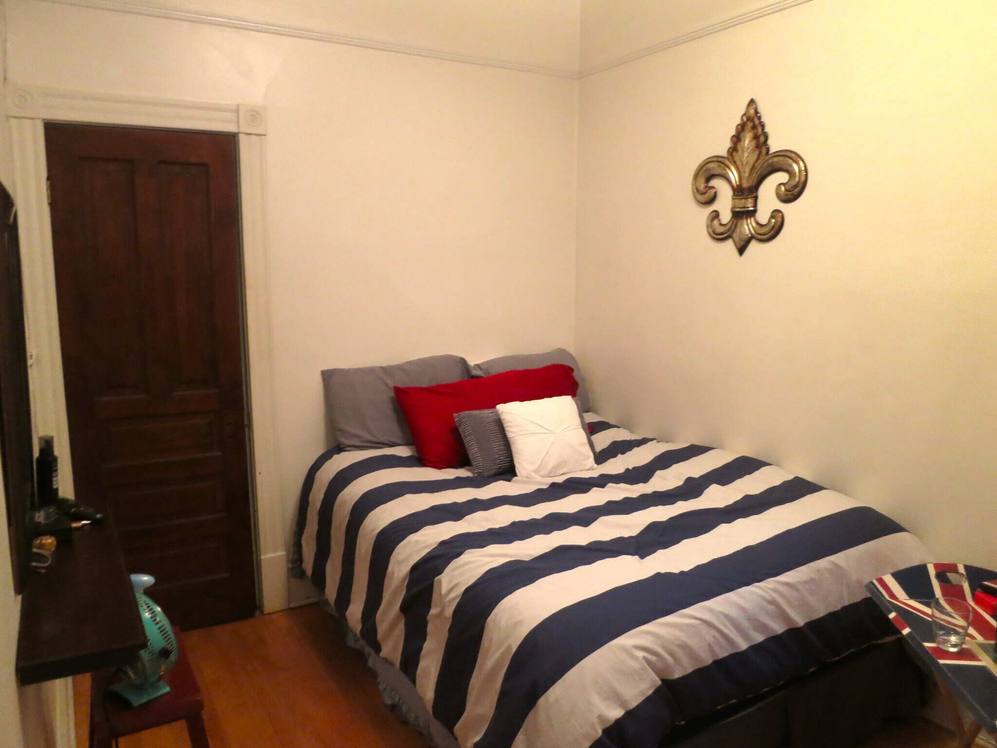 Building Photo - 833 W Newport Ave