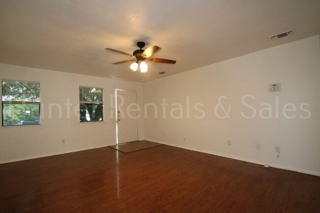 Building Photo - Bright and Open 3 Bedroom Home in Cove!