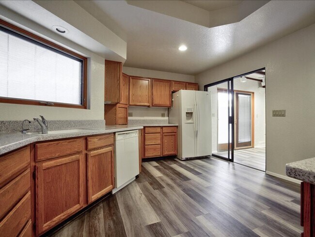 Building Photo - 3 Bedroom 2 Bathroom with Community Pool!!
