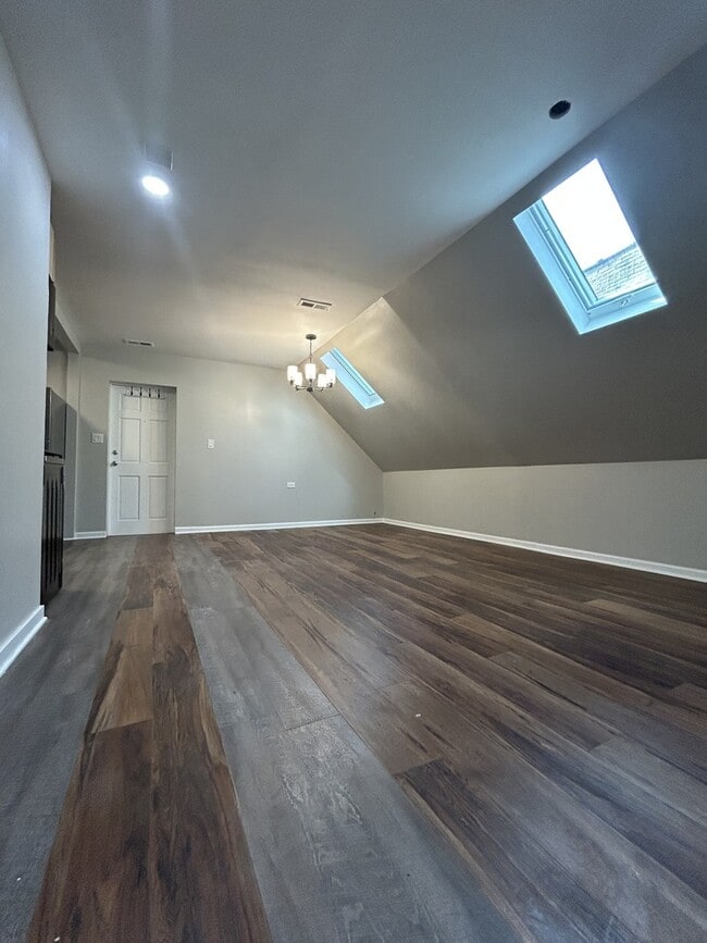 Building Photo - 4834 N Ridgeway Ave