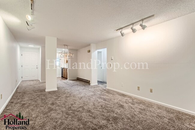 Building Photo - **New Price + Exclusive First Month Incent...
