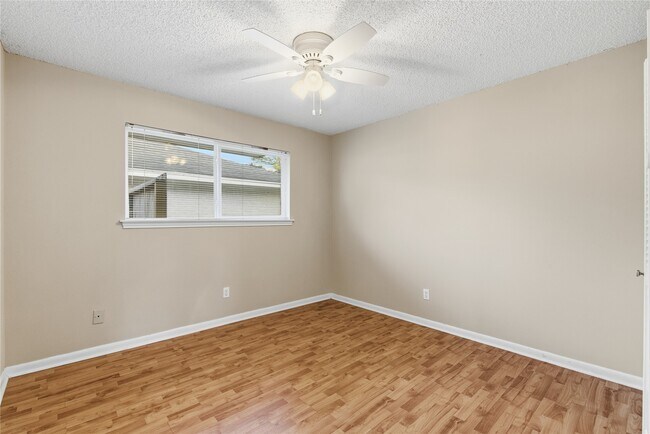 Building Photo - 5814 Viking Dr