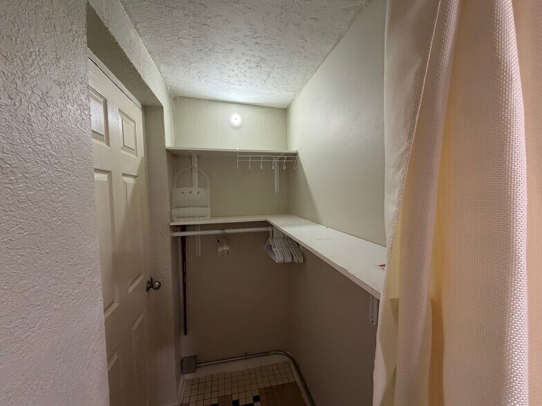 Building Photo - 1601 SW 63rd Ter