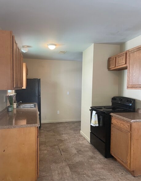 Kitchen - 3418 S Robertson St