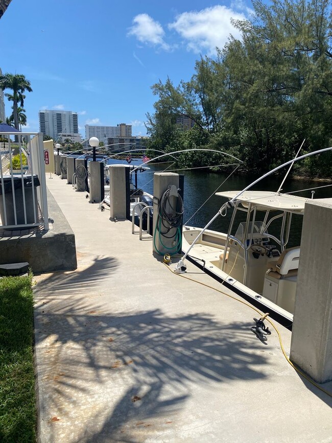 Building Photo - Great Condo in Pompano Beach Just West of ...