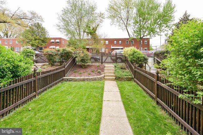 Building Photo - 629 S Henry St