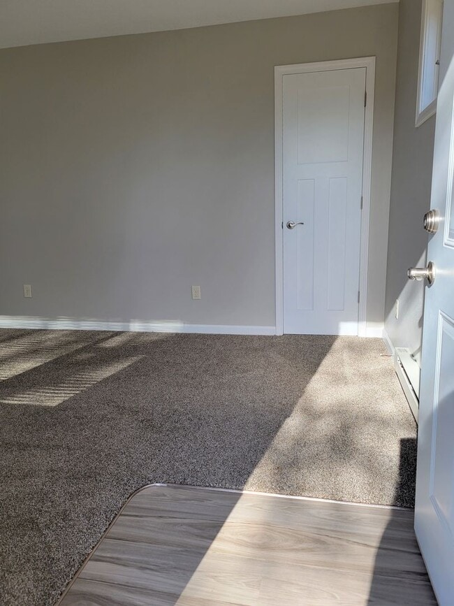 Building Photo - 1 Bedroom Triplex Unit